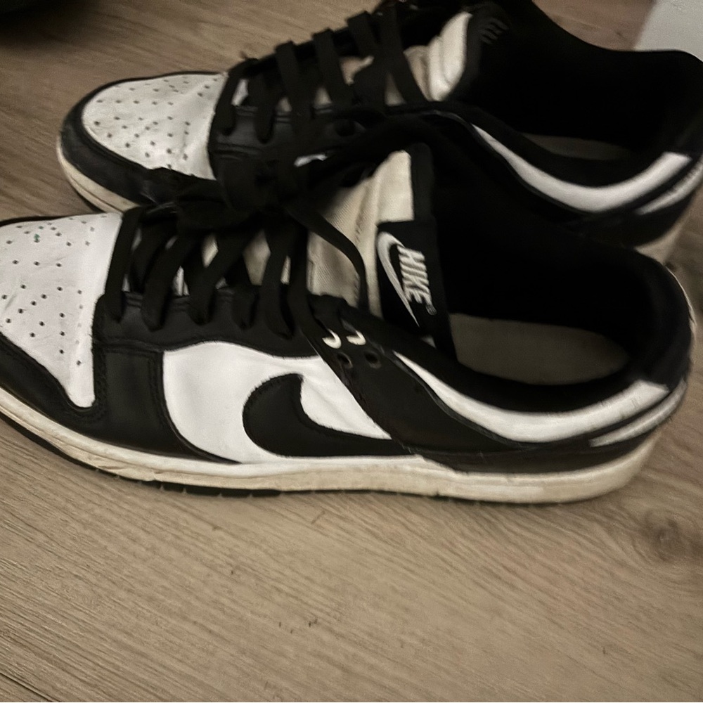 Nike Men's Black and White Low-Top Sneakers